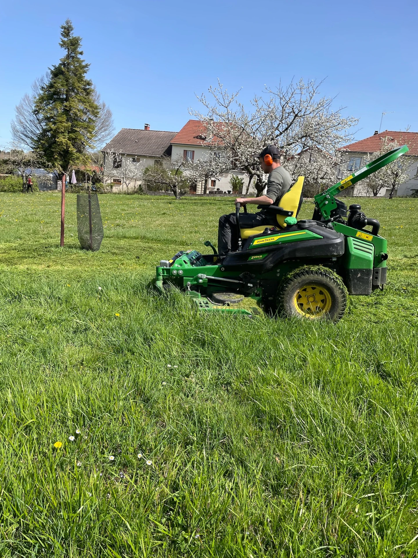 Tonte d'une prairie à Cusset, dans l'Allier (03), proche de Vichy